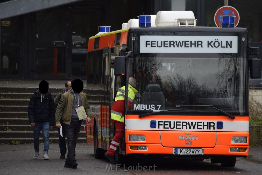 Einsatz BF Koeln Schule Burgwiesenstr Koeln Holweide P041.JPG - Miklos Laubert